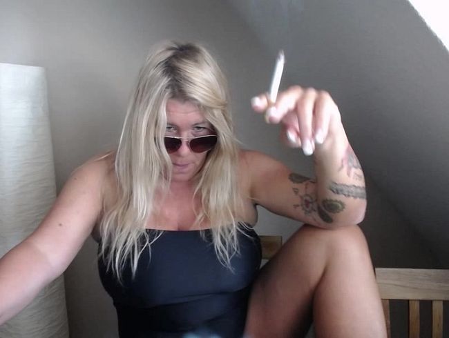 Miss-Busty-MilF's Porno Video: s*xy Smoking in my Swimsuit - s*xy rauchen im Badeanzug