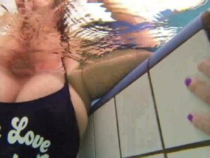 Miss Busty MilF Porno Video: Glitschig ! Mein Schwimmbad Date mit HornyRoxy