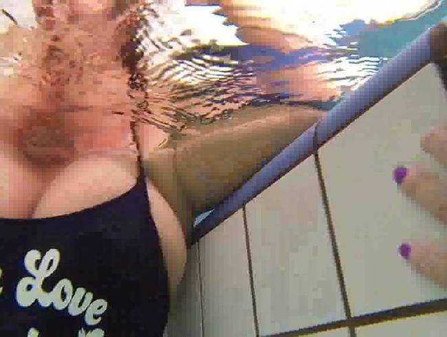 Miss Busty MilF Porno Video: Glitschig ! Mein Schwimmbad Date mit HornyRoxy