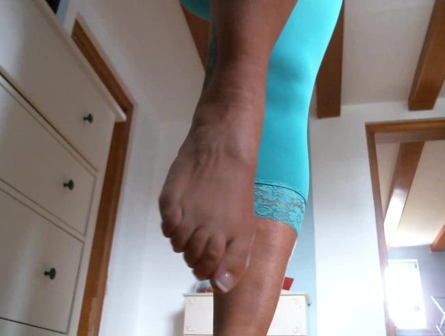 Miss Busty MilF Porno Video: Kleiner Fußgruß und Cameltoe
