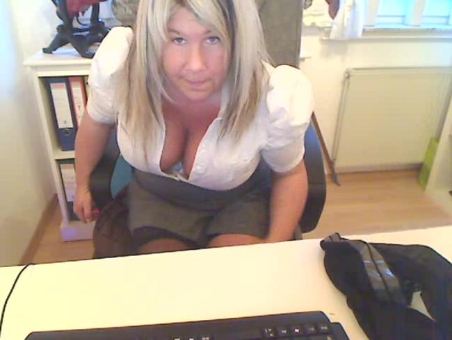 Miss Busty MilF Porno Video: Nylonbeine im Büro