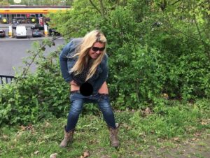 Miss Busty MilF Porno Video: Pinkelpause auf der A3