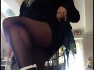 Miss Busty MilF Porno Video: Sektlaune auf Hoher Hacke.. hoppla