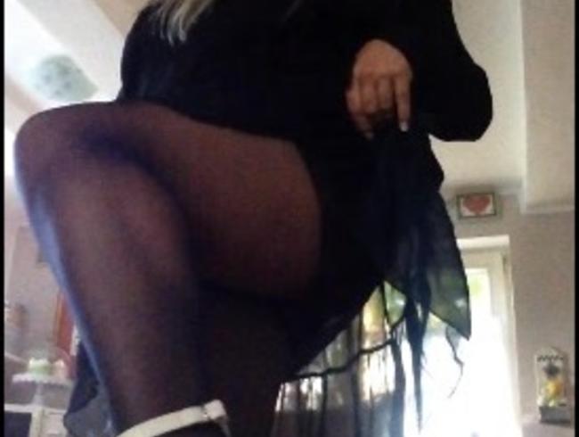 Miss Busty MilF Porno Video: Sektlaune auf Hoher Hacke.. hoppla