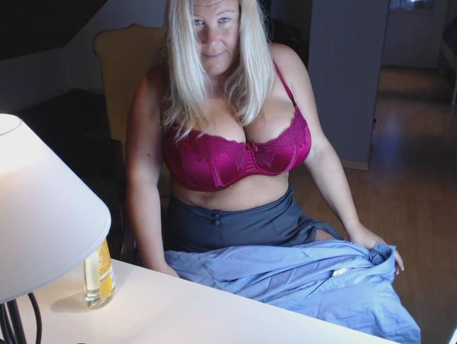 Miss Busty MilF Porno Video: Vom Businesstag zur privaten Masturbation