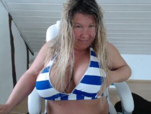 Miss Busty MilF Porno Video: XXL Bikini Tüten XXL